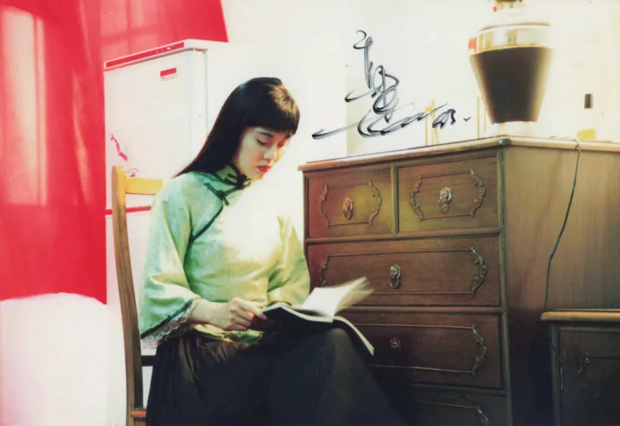 Esther en train de lire, portrait de sa vie professionnelle en Chine